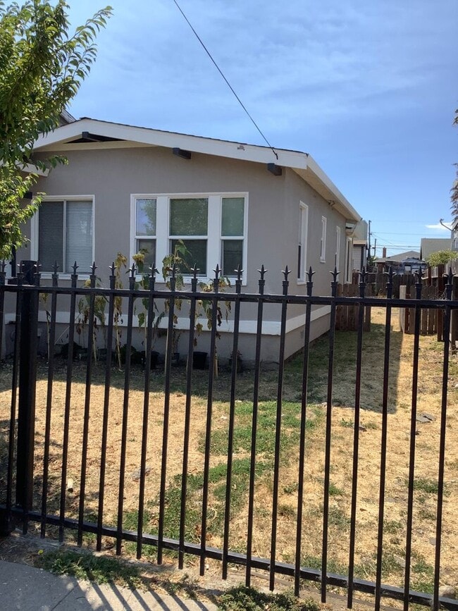Building Photo - 2 Bed / 1 Bath House Available in Richmond...