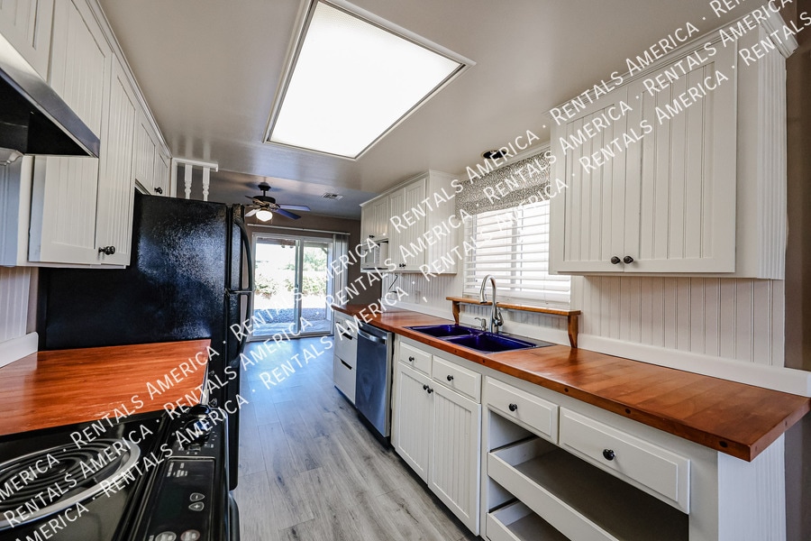 Building Photo - 6924 E Cheery Lynn Rd