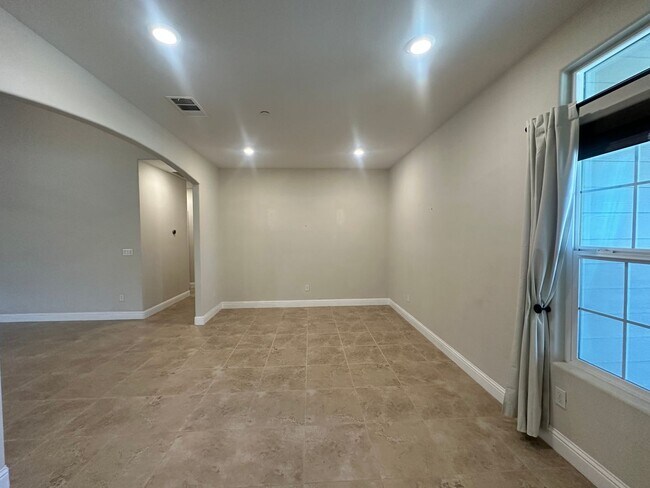 Building Photo - 2548 N Kayenta St