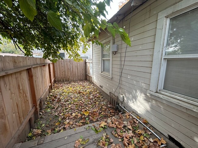 Building Photo - 707 Woodrow Ave