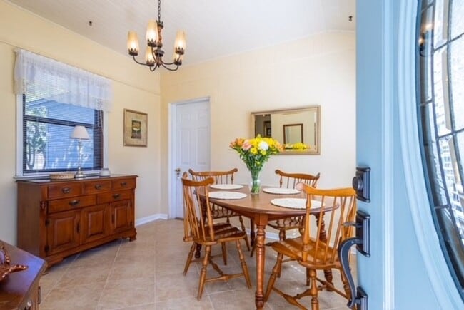 Building Photo - Darling 2B/1B  UNFURNISHED Cottage availab...