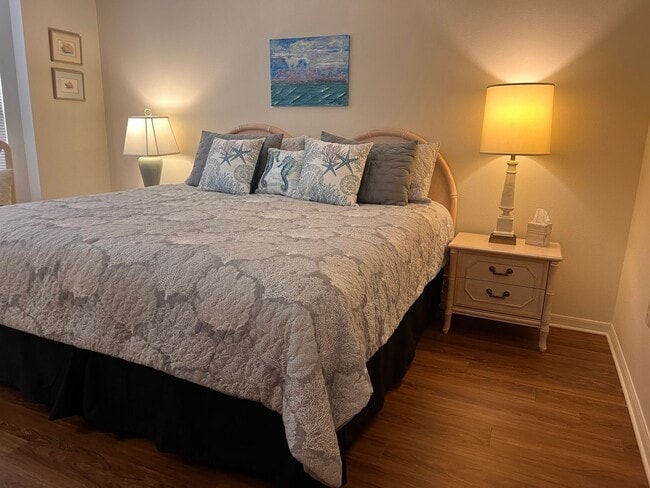 Building Photo - NEWLY LISTED 2BD/2BA/2CG Villa