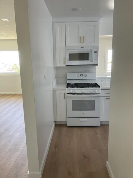 New stove/range, microwave - 1039 6th St