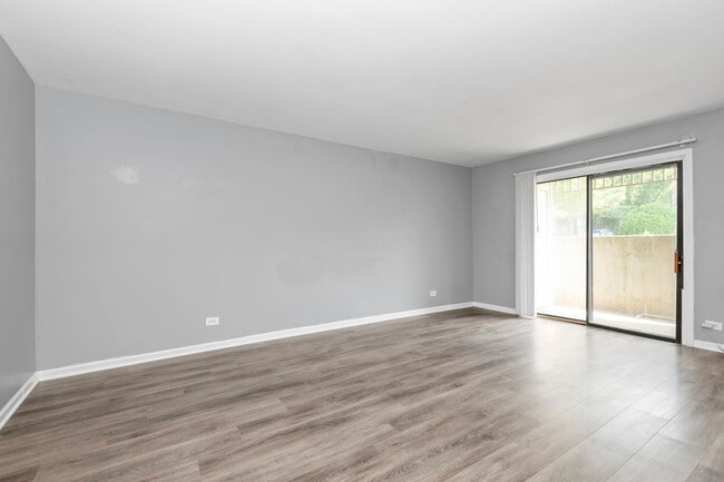 Building Photo - 2210 Country Club Dr