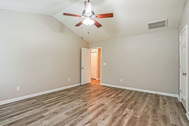 Building Photo - 676 Yorkshire Dr