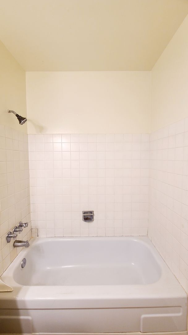 Building Photo - Beautifully Maintained Condo w/ Pool Access!