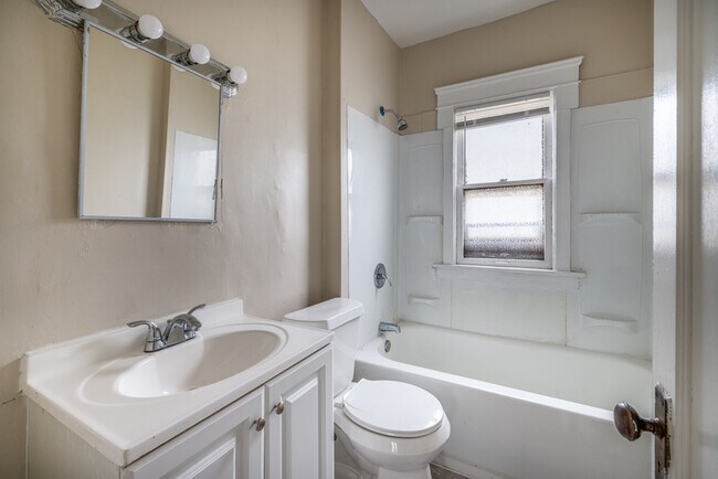 Building Photo - 12401 Parkhill Ave