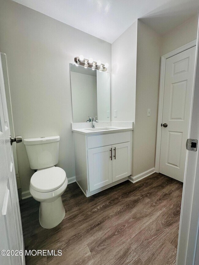 Building Photo - 402 Woodlake Manor Dr