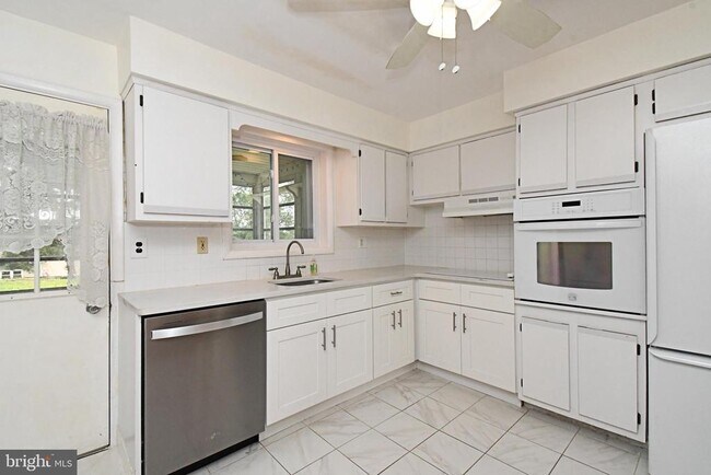 Building Photo - 559 General Muhlenberg Rd