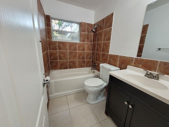 Building Photo - 10 Winding Ridge Rd