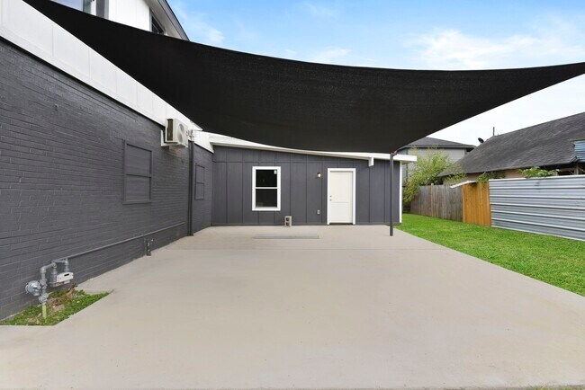 Building Photo - 6504 Canal St