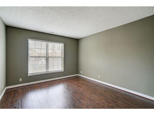 Building Photo - Available Oct. 7, 2024 - Beautiful 2 Bed /...