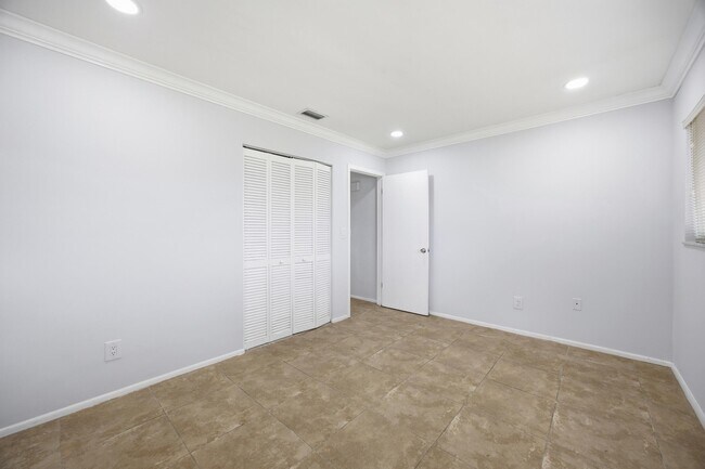 Building Photo - 226 SW Reynolds Ave