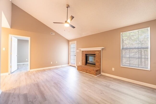 Building Photo - 334 Hawthorne Oaks Way