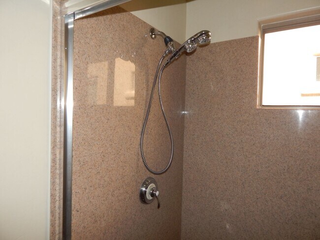 Building Photo - 4 Bedrooms - Gated Community in Oro Valley