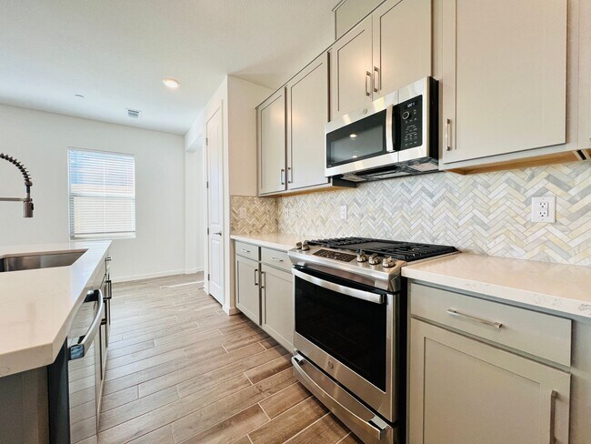 Building Photo - s 4 bedroom 2.5 Bathrooms with Loft, home ...