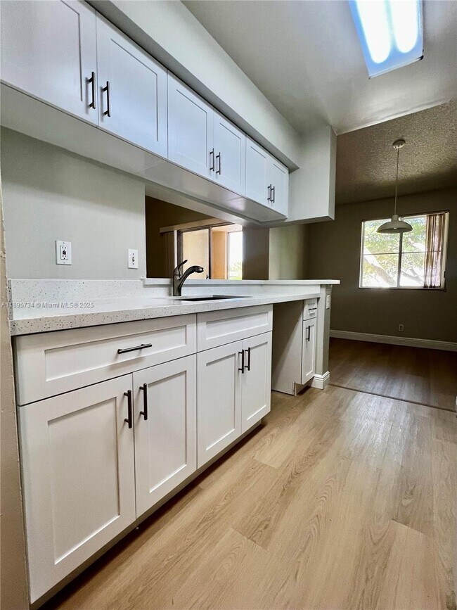 Building Photo - 9855 Westview Dr