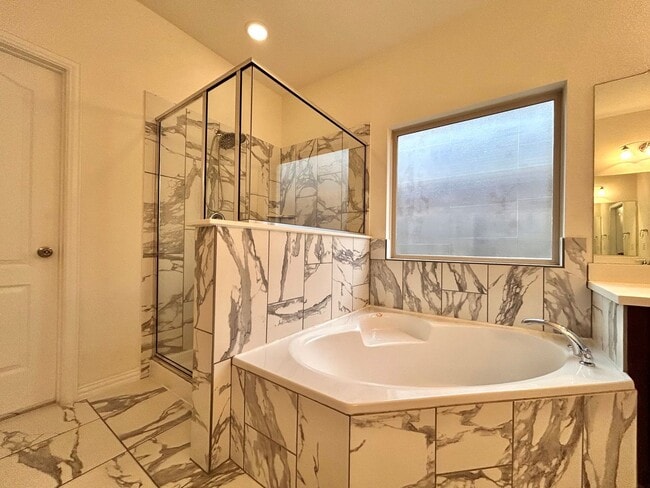 Building Photo - Bright & Beautiful 4 Bed, 3.5 Bath Home with Room for Everyone