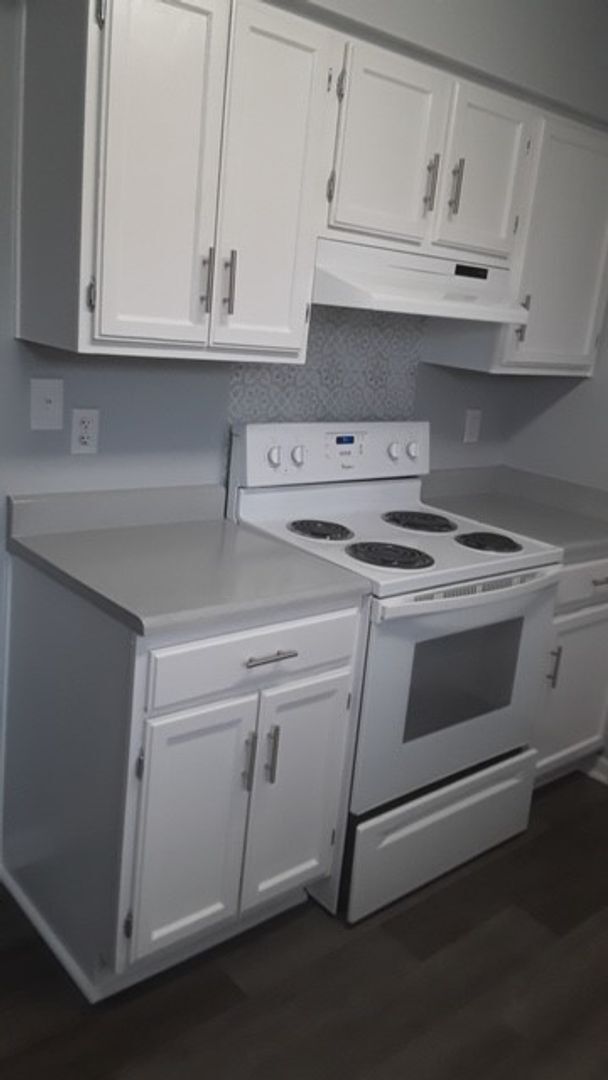 Building Photo - AVAILABLE NOW! Lawn Service is INCLUDED in Lease!