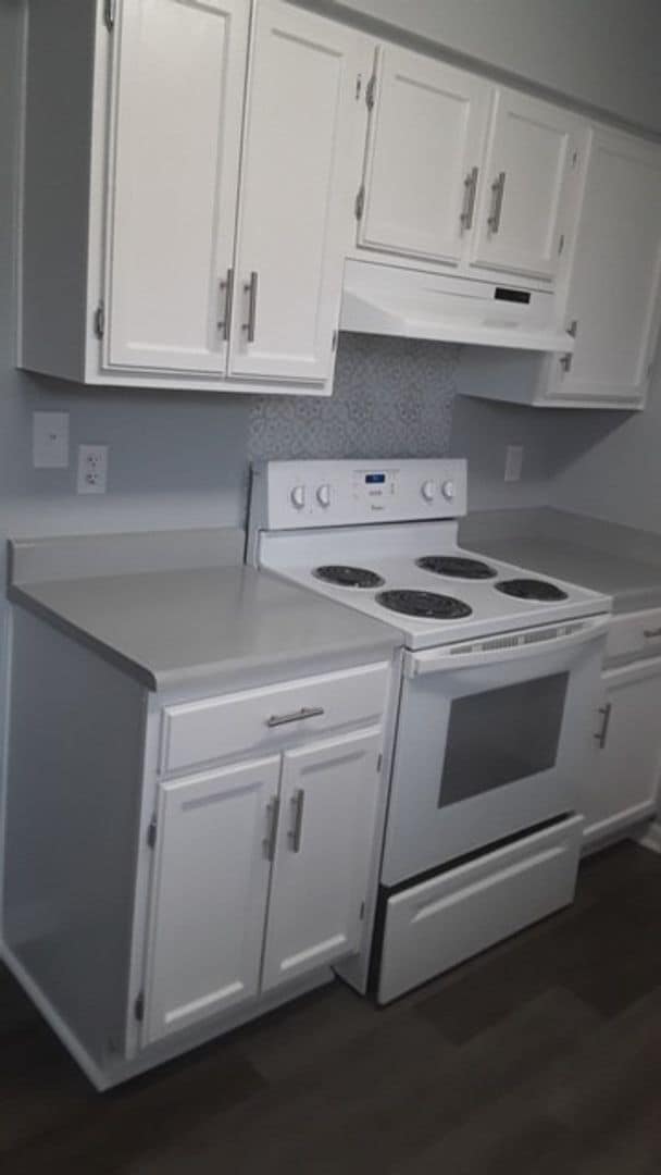 Building Photo - AVAILABLE NOW! Lawn Service is INCLUDED in...