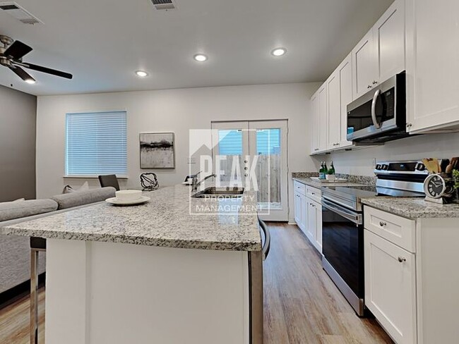 Building Photo - Beautiful Townhome: 3 Bed/2.5 Bath located...