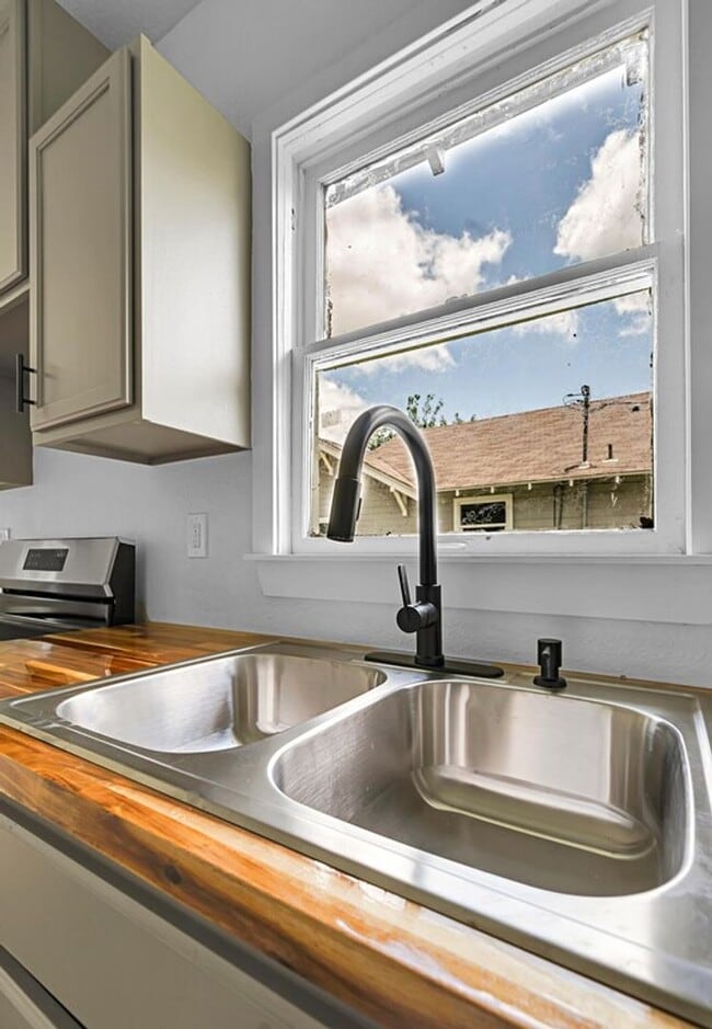 Building Photo - Well-maintained 4BD/2BA - Available in May!