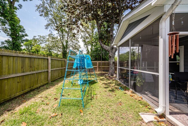 Building Photo - 3 Bedroom 2.5 Bath Single Family Home in F...