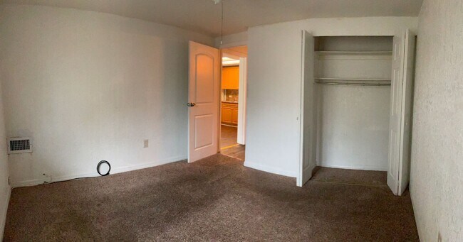 Building Photo - Great Location! Great Price! Call for Specials!