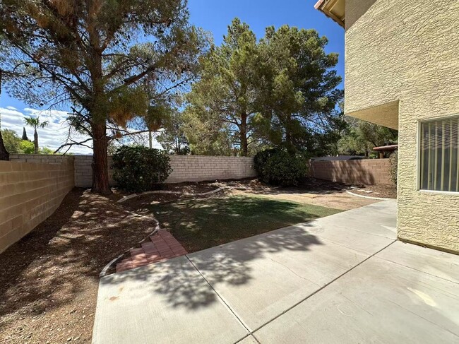 Building Photo - ozy 2-story single-family hom