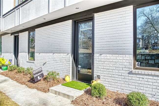 Building Photo - 2424 Memorial Dr SE