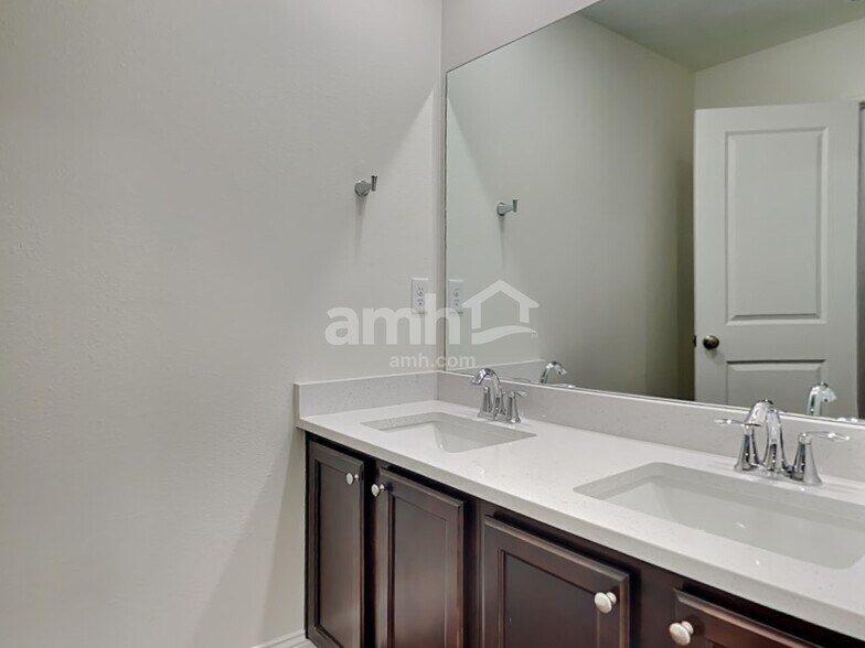 Building Photo - 399 Onate Cir