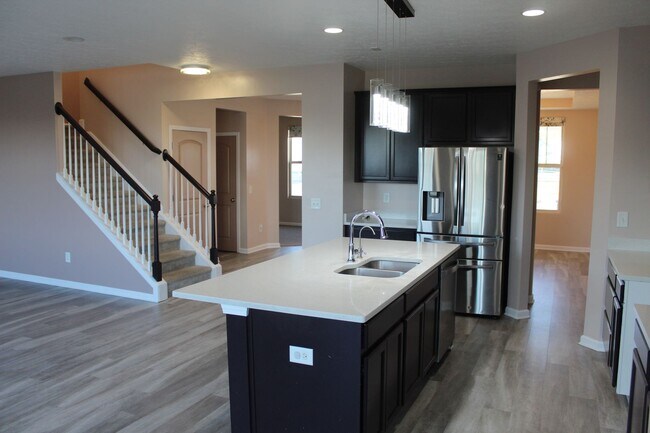 Building Photo - Beautiful 4 Bedroom in Avon!