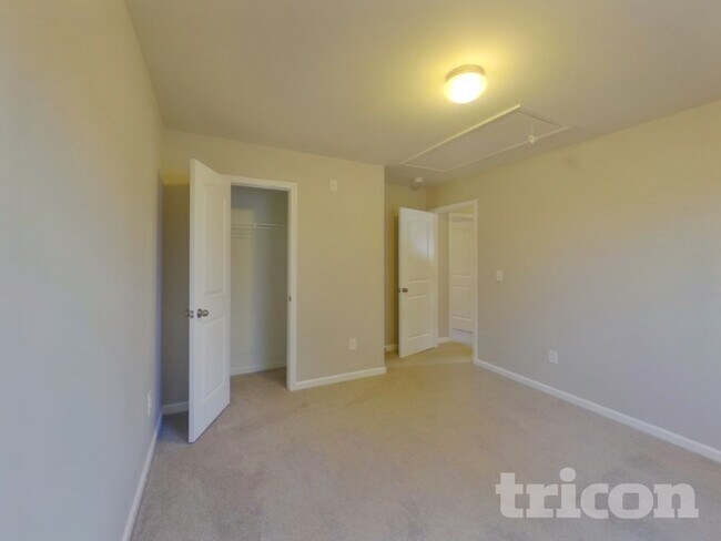 Building Photo - 117 Vermillian Dr