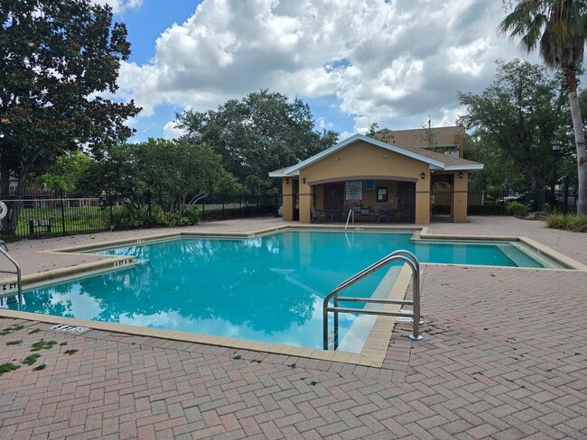 Building Photo - $1000 Off First Full Months Rent - Spacious townhome in Riverview!
