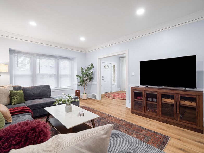 Building Photo - 2010 Chesterland Ave