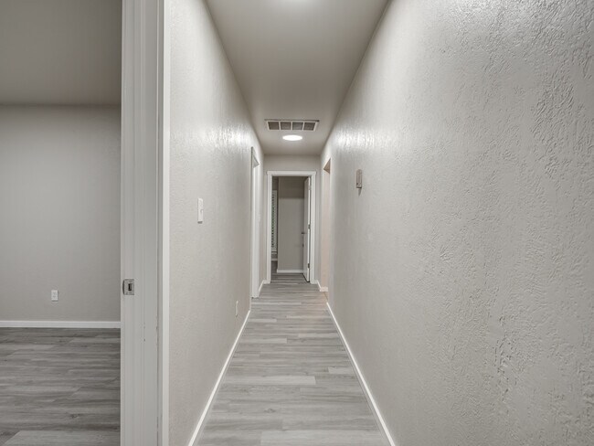 Building Photo - 12136 Thorn Ridge Rd