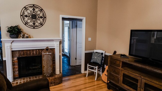 Building Photo - 3 Bedroom 2 Baths 2000 sq/ft in Stockwell