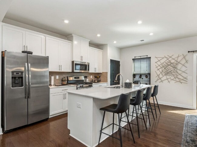 Building Photo - End unit townhome just minutes from uptown!!