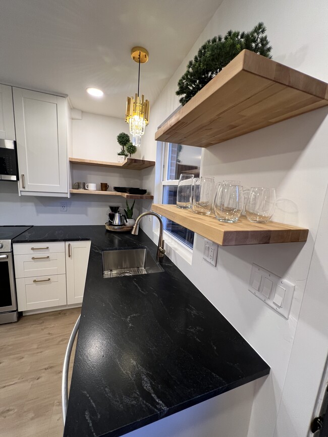 Building Photo - 214 W 7th St