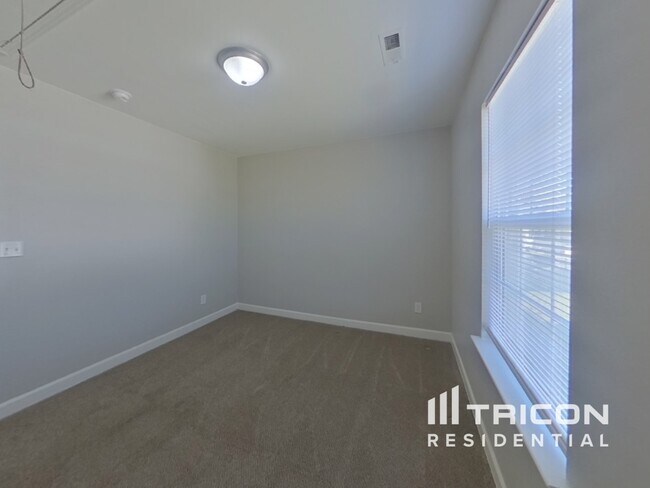 Building Photo - 1711 Southwind Dr