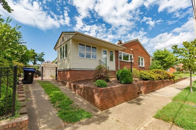 Building Photo - 1200 Stafford Ave