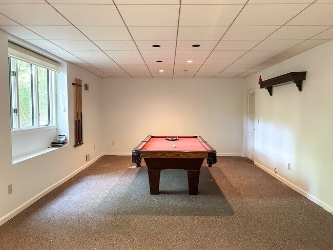 Building Photo - Spacious Contemporary Home in a Private Wo...