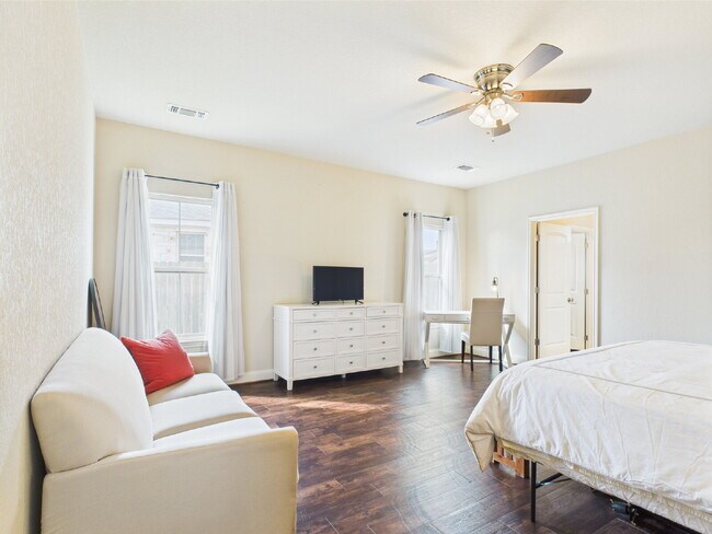 Building Photo - Oaks Of Windcrest Home