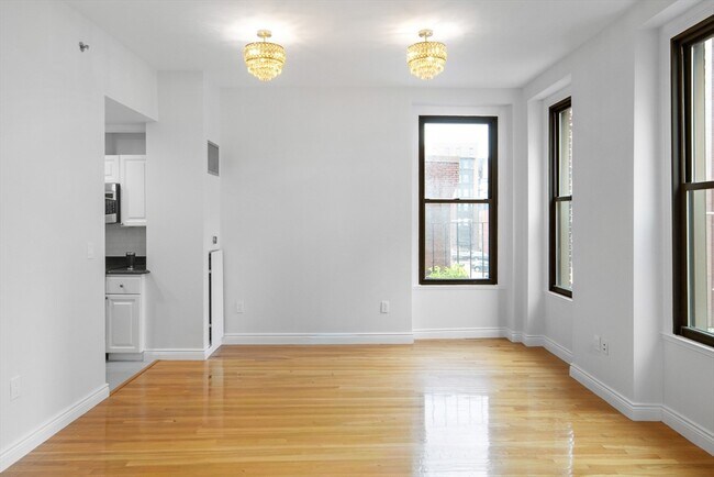 Building Photo - 4 Charlesgate E