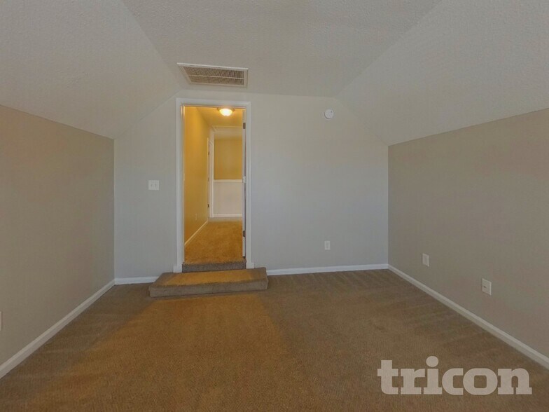Building Photo - 500 Gingerbread Ct S