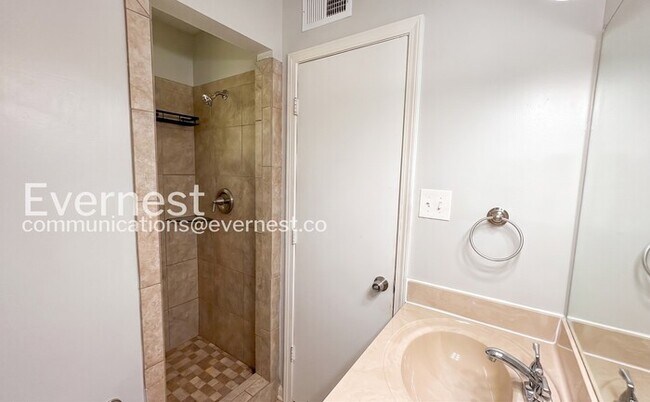 Building Photo - Welcome to a 3-Bed/2-Bath Charming Home with Fenced Yard/Available Now!