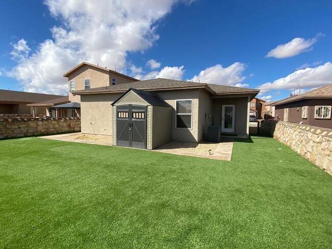 Building Photo - Mesquite Hills. 3 bedrooms, 2 full baths, ...