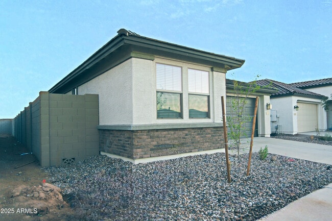 Building Photo - 879 W Finch Dr