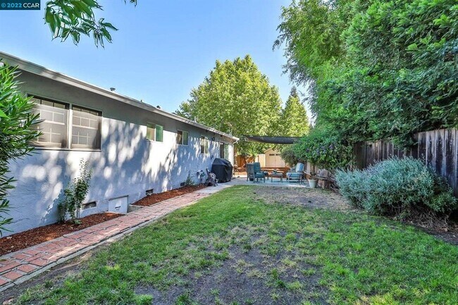 Building Photo - Clean/Remodeled 3 Bedroom 2 Bath with Large  Lot