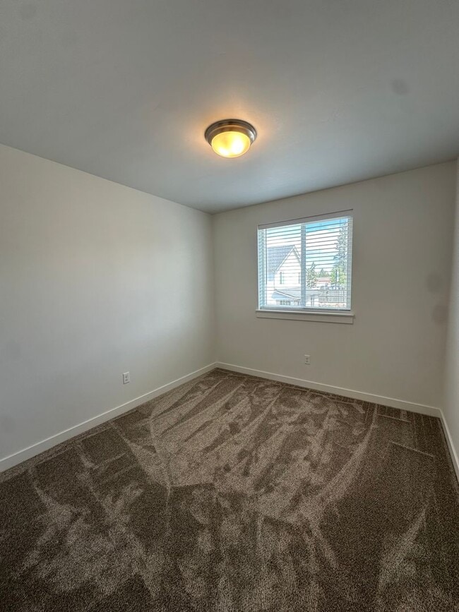 Building Photo - Gorgeous newer townhome in SE Bend!